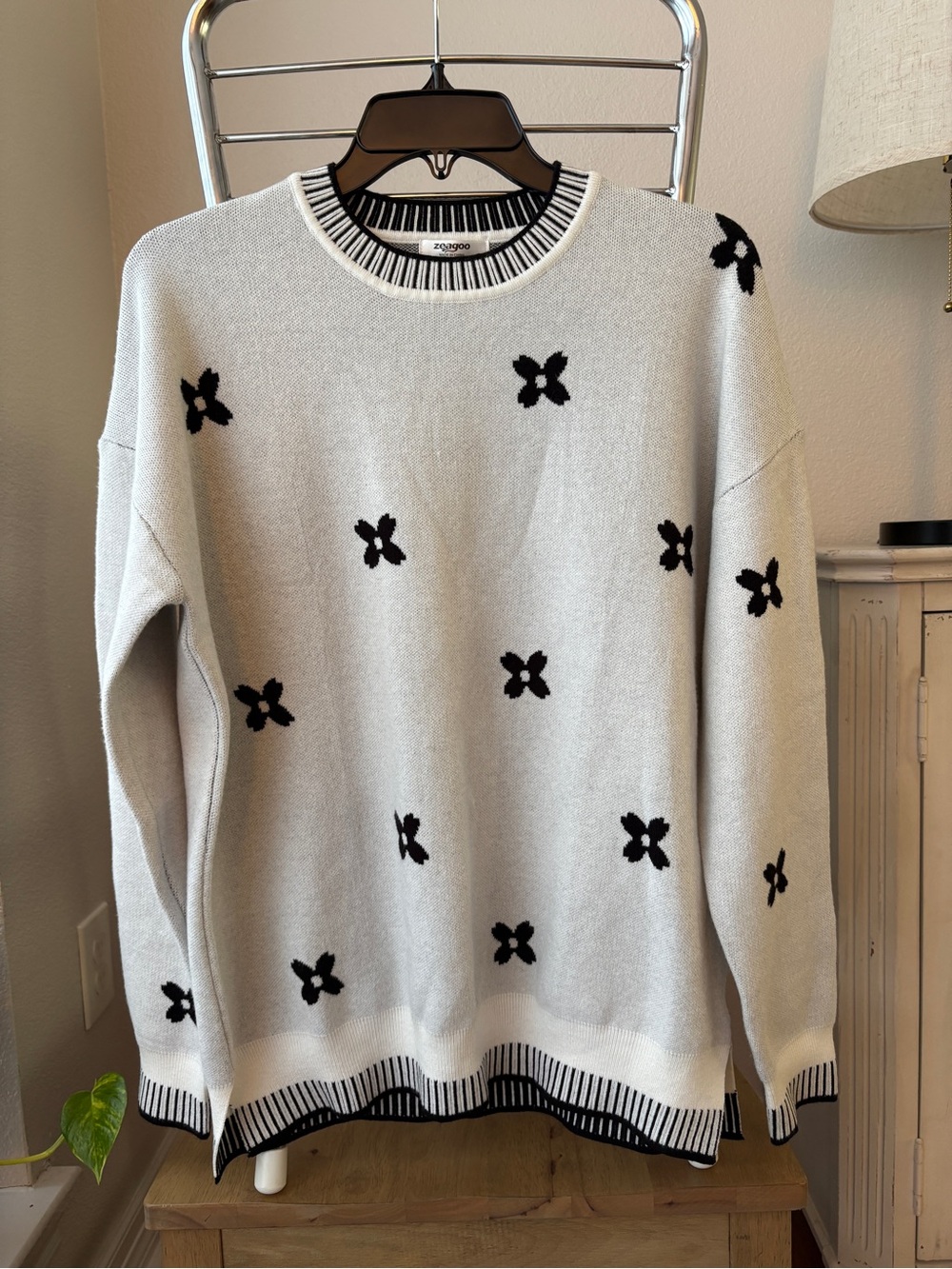 zeagoo White Crewneck Sweater with Black Motif Accents SZ L